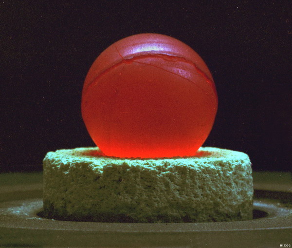 Плутоний-238 настолько активен, что саморазогревается до красна
