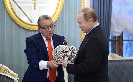 Хазанов подарил Путину императорскую корону