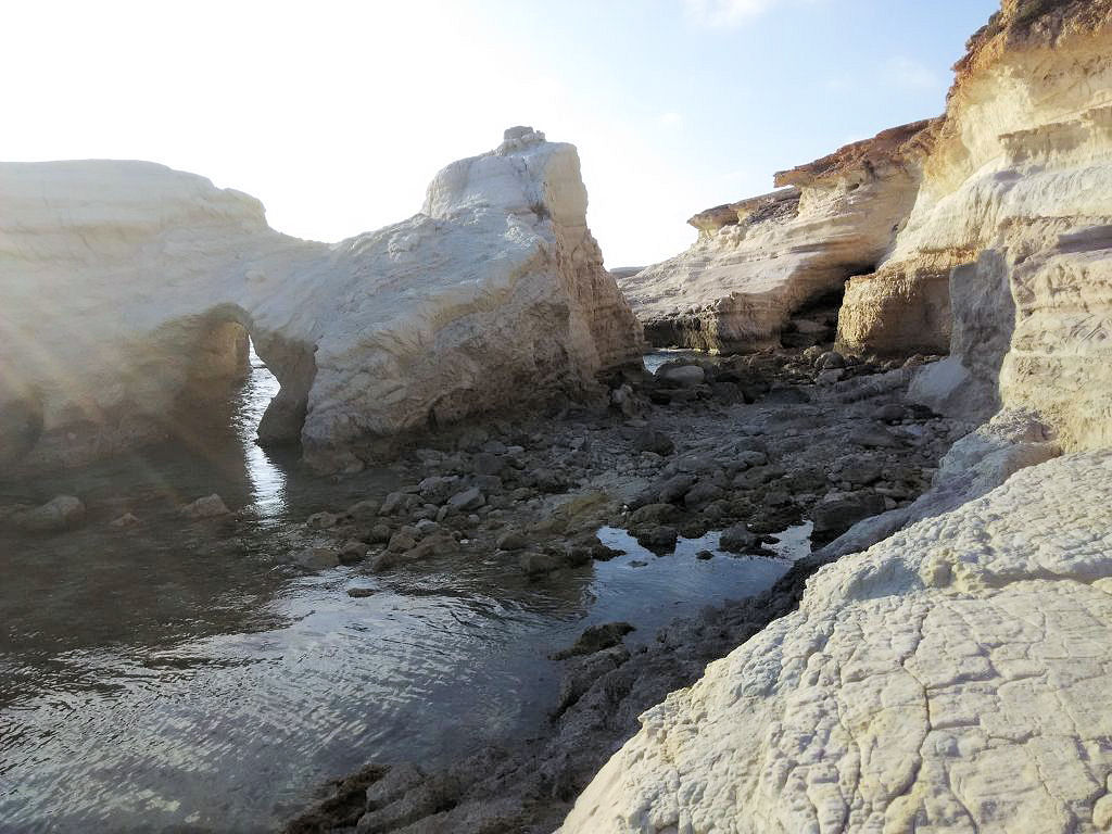 Сорговые скалы на берегу Сладкого моря