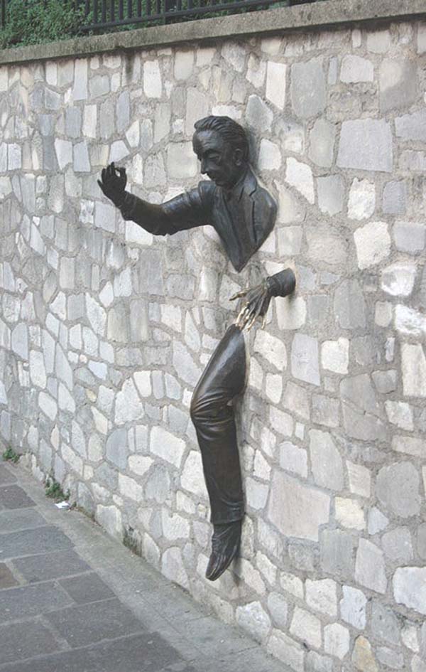 Памятник Марселю Эме работы Жана маре.