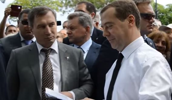 Медведев убежал от рассерженных пенсионеров
